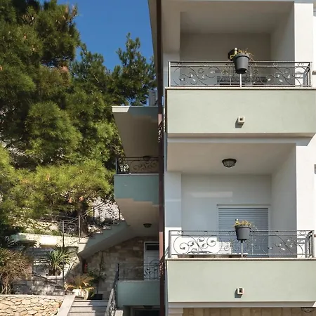 Apartman Amazing Apartment In Makarska With House Sea View