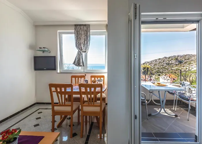 Apartment One-Bedroom Apartment Makarska With Sea View 04