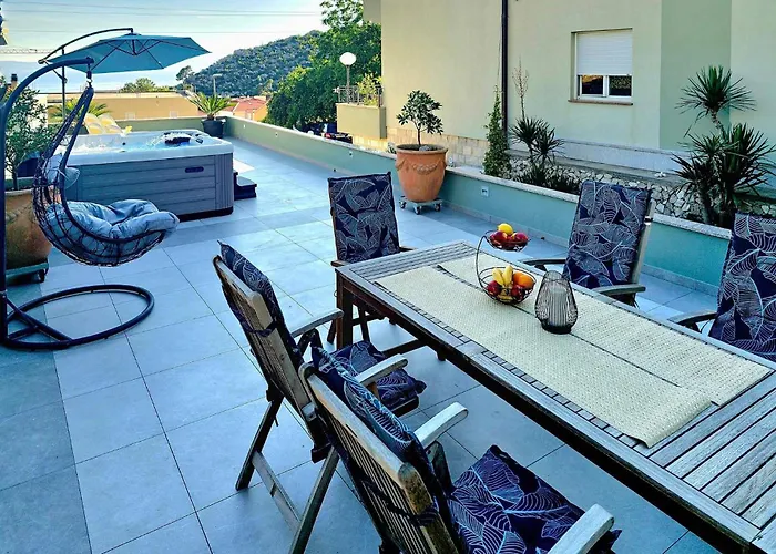 Apartament One-bedroom With Sea View 04