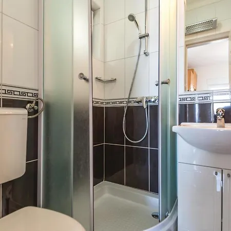 Apartment One-Bedroom Apartment Makarska With Sea View 04