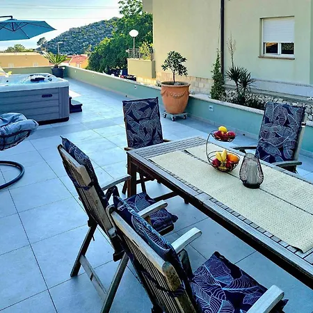 Apartment One-Bedroom Apartment Makarska With Sea View 04